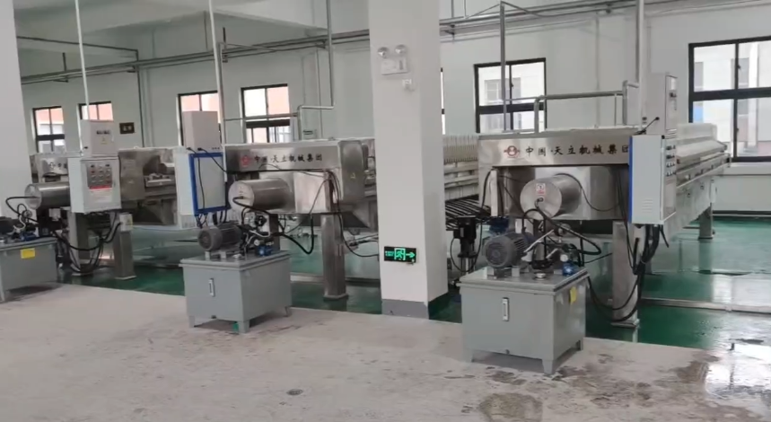 天立壓濾機(jī)醬油、醋壓榨現(xiàn)場